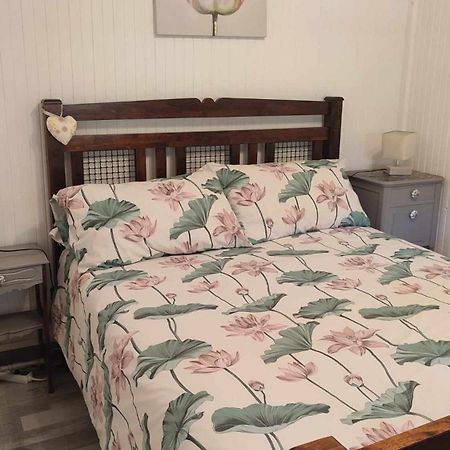 Chalet Dans La Foret....Adorable 1 Bedroom Chalet Surrounded By Woodland Pressignac Exterior foto